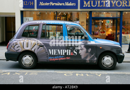 Englisch cab City Taxi Auto traditionellen städtischen Job Beruf Beruf Freunde Großbritannien GB UK britische England Recht Regen Stockfoto