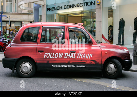 Englisch cab City Taxi Auto traditionellen städtischen Job Beruf Beruf Freunde Großbritannien GB UK britische England Recht Regen Stockfoto