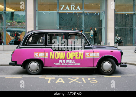 Englisch cab City Taxi Auto traditionellen städtischen Job Beruf Beruf Freunde Großbritannien GB UK britische England Recht Regen Stockfoto