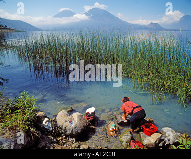 Lake Atitlan Solola Abteilung Guatemala Maya Indianerin Wäsche waschen im See Stockfoto