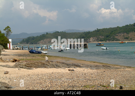 Blick auf Fluss Fischerhafen in Portugal, Vila Nova de Milfontes Stockfoto