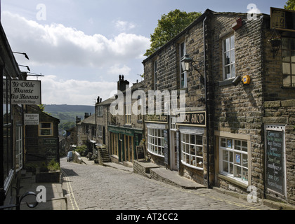 STEILEN GEPFLASTERTEN MAIN STREET HAWORTH DORF YORKSHIRE ENGLAND Stockfoto