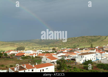 Regenbogen über Dorf Budens in der Algarve-Portugal Stockfoto
