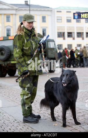 Soldatin aus schwedischen Heimwehr mit schwarzen Collie militärischer Arbeitshund Militärübung Oktober 2007 Göteborg Schweden. Stockfoto