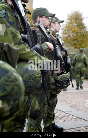 Schwedische bewaffnete Heimwehr in Reih und Glied zur Inspektion Militärübungen im schwedischen Göteborg 20. Oktober 2007 bereit Stockfoto