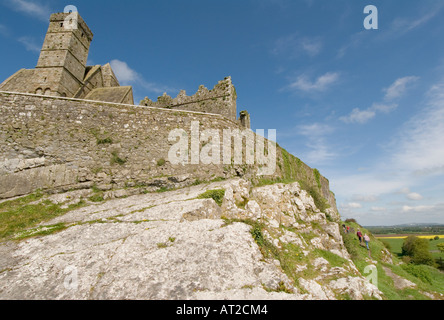 Irland County Tipperary Cashel The Rock of Cashel Besucher herumlaufen Außenwand Stockfoto