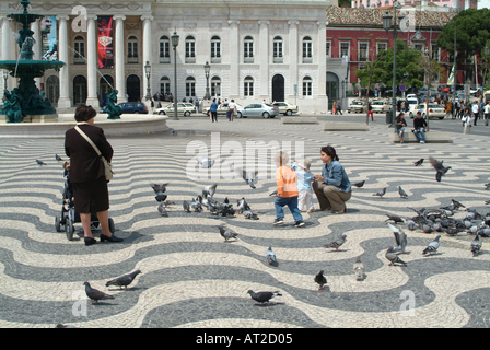 Junge Tauben in Lissabon Rossio-Platz jagen Stockfoto