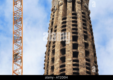 Bau Arbeiter Heads-up seine Kran über Antoni Gaudi s Temple Expiatori De La Sagrada Familia in Barcelona Spanien Stockfoto