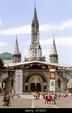 Die Basilique Superieure Teil des Sanctuaires Notre-Dame de Lourdes in Süd-West Frankreich Stockfoto