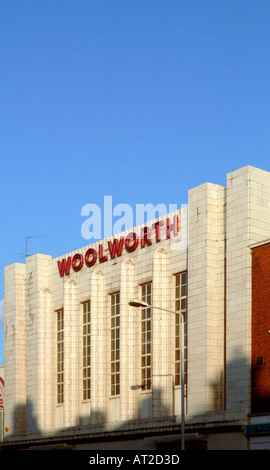 Fassade des Woolworth-Filiale in Brixton London-Südengland vor dem Zusammenbruch des Unternehmens Ende 2008 Stockfoto