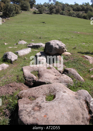 Indianer in Kalifornien Yokuts Stamm Zentralkalifornien würde Hutmuttern zu Mehl auf Granitplatten Pfund. Stockfoto