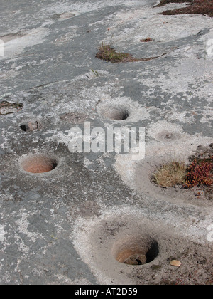 Indianer in Kalifornien Yokuts Stamm Zentralkalifornien würde Hutmuttern zu Mehl auf Granitplatten Pfund. Stockfoto