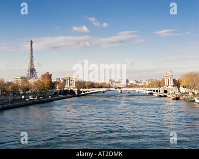 Pont Alexandre III Brücke über den Fluss Seine in Paris, Frankreich, Europa mit dem Eiffelturm - Herbst am Nachmittag Szene Stockfoto
