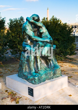 Rodins Le Baiser, der Kuss Bronze Skulptur neben dem Place De La Concorde Paris Frankreich Europa Stockfoto