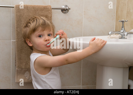 Ein Waschbecken im Badezimmer Stockfoto, Bild: 13120281 - Alamy