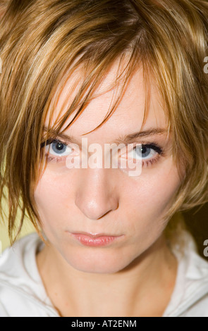 Gesicht einer Frau mit schönen blauen Augen hautnah. Stockfoto