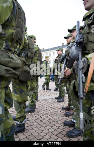 Schwedische bewaffnete Soldaten in Reih und Glied immer bereit für Inspektion Militärübungen im schwedischen Göteborg 20. Oktober 2007 Stockfoto