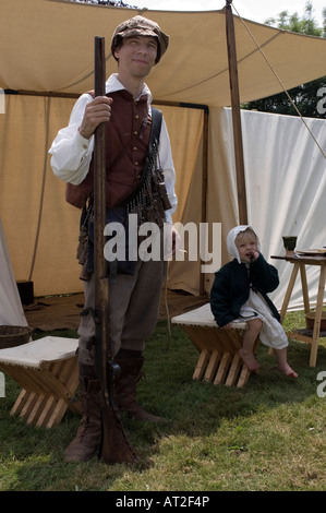 Englischer Bürgerkrieg Soldat und Tochter in einem Feld Zelt spielte während sealed Knot reenactment Stockfoto