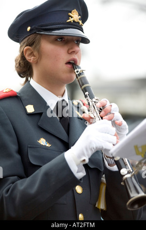 Junge weibliche Mitglied der Militärkapelle Klarinette zu spielen. Home Guard Blasorchester Einheit aus Boras Stadt in West-Schweden Stockfoto