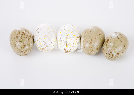 Fünf kleine Eiern liegen in einer Reihe Stockfoto