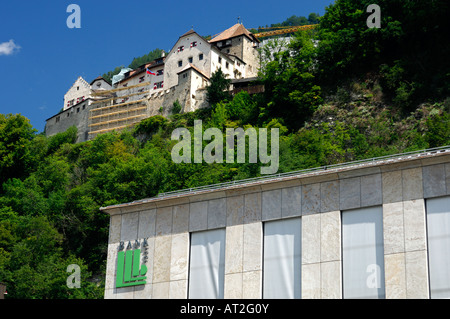 Bank Gebäude der Liechtensteinische Landesbank unter dem Schloss von Vaduz Fürstentum Liechtenstein Stockfoto