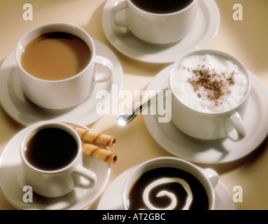Eine Auswahl an Kaffeespezialitäten auf einem Tisch Stockfoto