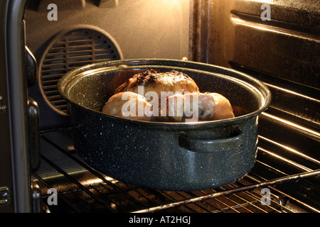 Hähnchen frisch aus dem Ofen braten Stockfoto