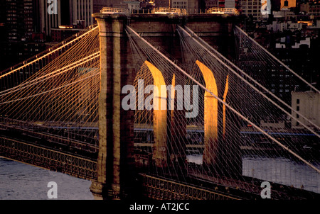 Am Nachmittag Sonnenlicht beleuchtet östlichen Turm von der Brooklyn Bridge im unteren Manhattan New York City USA in dieser Ansicht von Brook Stockfoto