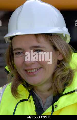 Ruth Kelly-Secretary of State für den Transport tragen eine hohe Sichtbarkeit Jacke Mantel Tabbard und Schutzhelm auf ein Gebäude Stockfoto