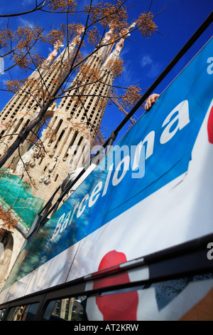 Barcelona Tour Bus außerhalb Antoni Gaudi s Temple Expiatori De La Sagrada Familia Barcelona Spanien Stockfoto