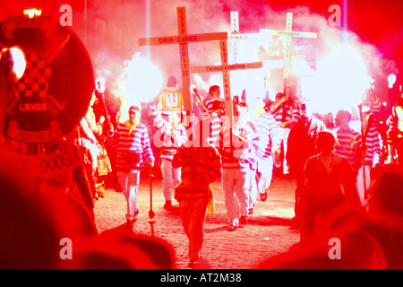 Bonfire Night in Lewes, East Sussex. Bild von Andrew Hasson, 5. November 2005. Stockfoto