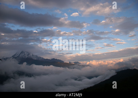 Blick vom Tadapani als die Wolke Form im Annapurna-Gebirge beim Wandern, der Himalaya, Nepal Stockfoto