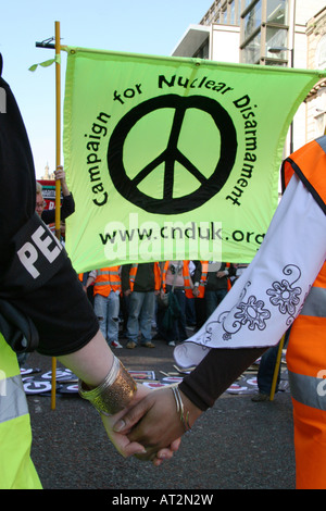 Zwei Demonstranten halten Hände in der Hoffnung auf Frieden, während der Protestkundgebung der labour-Partei-Konferenz. Stockfoto