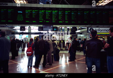 Passagiere auf Zug mal auf das Zusammentreffen der Euston Station London UK Stockfoto