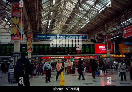 Passagiere auf das Zusammentreffen der Victoria-Station London UK Stockfoto