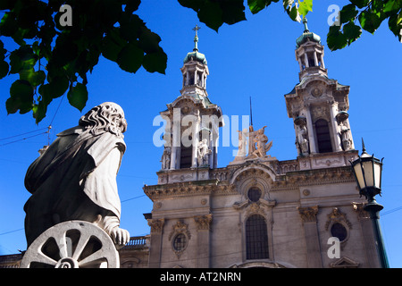 Eine Muse-Skulptur mit San Francisco Kirche als Hintergrund. San Nicolas, Buenos Aires, Argentinien Stockfoto