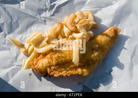 Fish &amp; Chips - Kabeljau in Teig - Fisch Abendessen, traditionelles britisches Englisch Fast-Food Take-Away-essen, UK Stockfoto