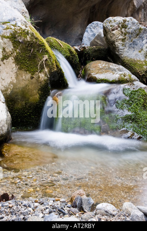 Schöner Wasserfall in einem mediterranen Fluss Stockfoto