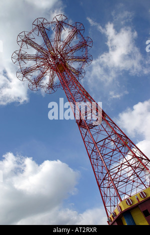 Fallschirmsprung (manchmal bezeichnet als "Brooklyner Eiffel Turm") wurde für die 1939 New York World Fair, Coney Island gebaut. Stockfoto