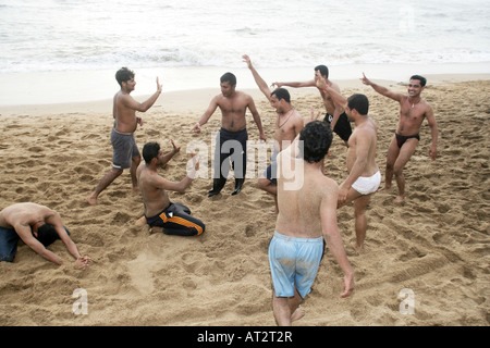 eine Gruppe von indischen Männern spielen die traditionellen Sport Kabaddi an einem Strand in Anjuna Goa Indien Stockfoto