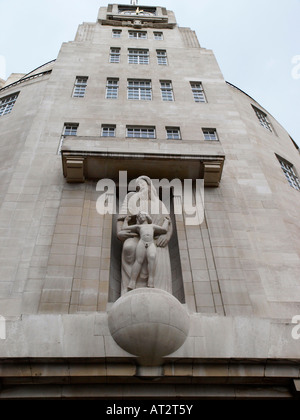 Skulptur von Prospero und Ariel von Eric Gill über dem Eingang zum BBC Broadcasting House Portland Place London Stockfoto