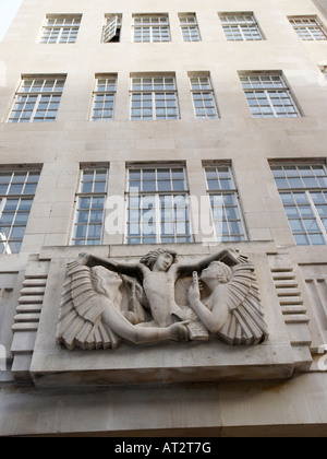 Eric Gill skulpturale Panel Darstellung "Ariel zwischen Weisheit und Fröhlichkeit" BBC Broadcasting House Portland Place London Stockfoto