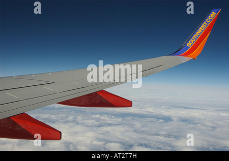 Southwest Airlines Jetliner Tragfläche über der Wolkendecke. Stockfoto