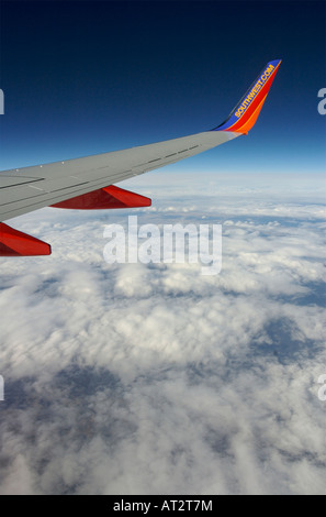 Southwest Airlines Jetliner Tragfläche über der Wolkendecke. Stockfoto