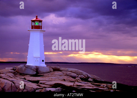 Peggys Cove Leuchtturm kurz vor einem Gewitter bei Sonnenuntergang, Nova Scotia, Kanada Stockfoto