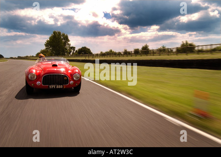 Sally Mason Styrron Fahrt ihr 1950 Ferrari 166 Barchetta rund um die Rennstrecke Bild von Andrew Hasson 10. August 2005 Stockfoto