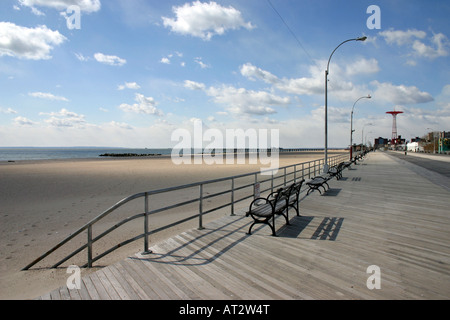 Reihe von Bänken auf der Promenade auf Coney Island, mit dem berühmten Fallschirm Sprung Ride in den Hintergrund, New York Stockfoto