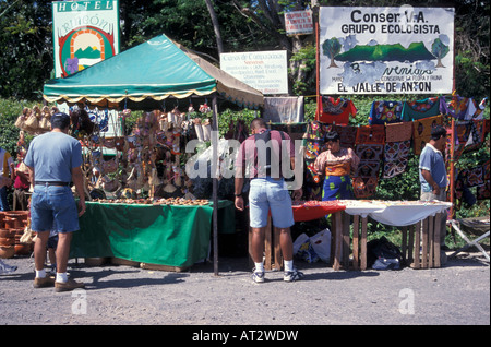 Touristen Einkaufen am Sonntag Kunsthandwerk Markt in El Valle de Anton Panama, Mittelamerika Stockfoto