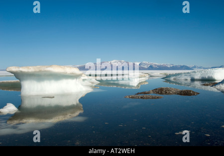 Blick vom Strand von Marine Board Inlet Nanuvit mit Blick auf Byam Martin Berge und das Eis zu brechen Stockfoto