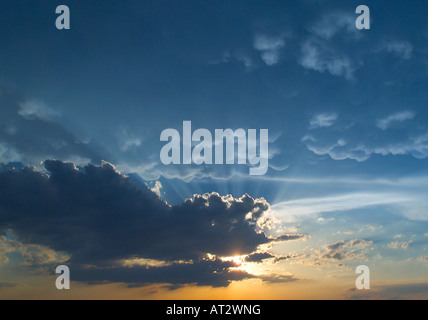 Eine Wolke gefüllten Sonnenuntergang im mittleren Westen, mit Lichtstrahlen durch stossen Stockfoto